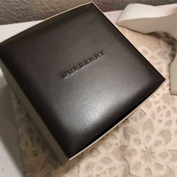 Women’s Bu4211 Silver Burberry Watch. - Picture 6 of 8